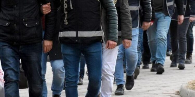 Amed’de ev baskınları: Gözaltına alınan 15 kişinin ifadesi yarın alınacak