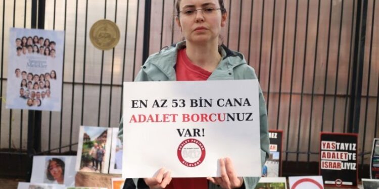 Depremde yakınlarını kaybeden ailelerin adalet nöbeti 9’uncu gününde