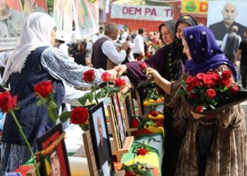 Güllerle anmalara katıldı, şehitleri andı, fotoları güllerle süsledi: Şehitlerimize minnettarım