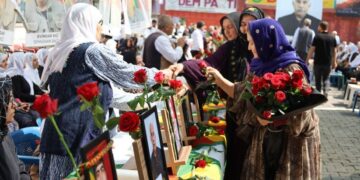 Güllerle anmalara katıldı, şehitleri andı, fotoları güllerle süsledi: Şehitlerimize minnettarım
