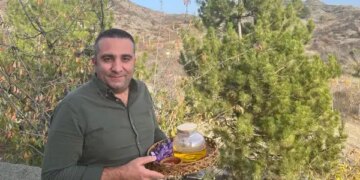 Çiçeği açtığı an herkes o tarlaya koşacak! Tek tek elle toplanan ‘kırmızı altın’…