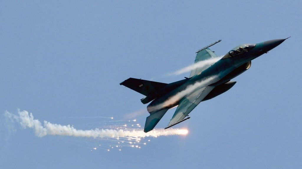 ABD'de F-16 Savaş Uçağı Düştü: Pilot Saniyelerle Kurtuldu