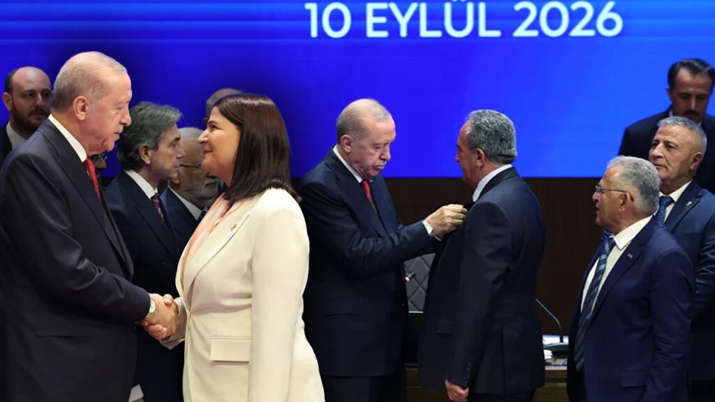 AK Parti'ye Katılımlar Sürüyor: Üçü CHP'li 4 Başkana Rozetlerini Cumhurbaşkanı Erdoğan Taktı