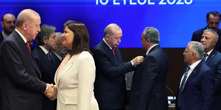 AK Parti'ye Katılımlar Sürüyor: Üçü CHP'li 4 Başkana Rozetlerini Cumhurbaşkanı Erdoğan Taktı