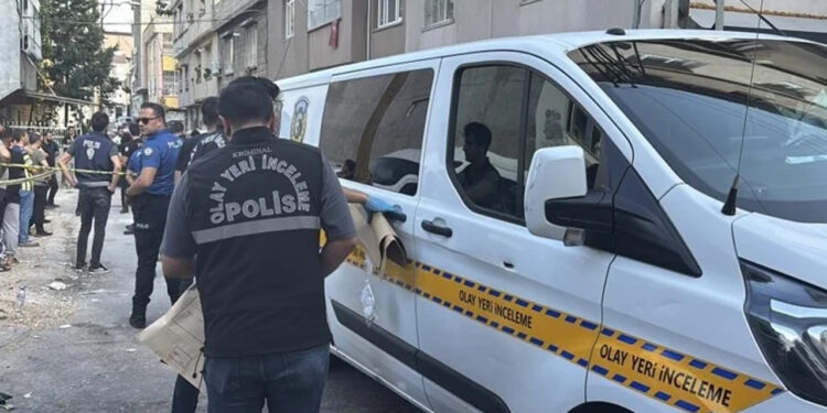 Eşini Öldüren ve Sokakta 3'ü Çocuk 4 Kişiyi Yaralayan Saldırgan Tutuklandı