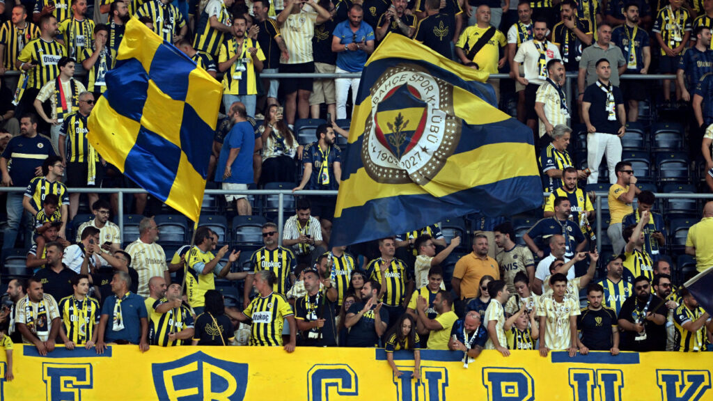 Fenerbahçe-Beşiktaş Maçında Kahrede Haber! Tribünde Kalp Krizi Geçirdi, Hayatını Kaybetti