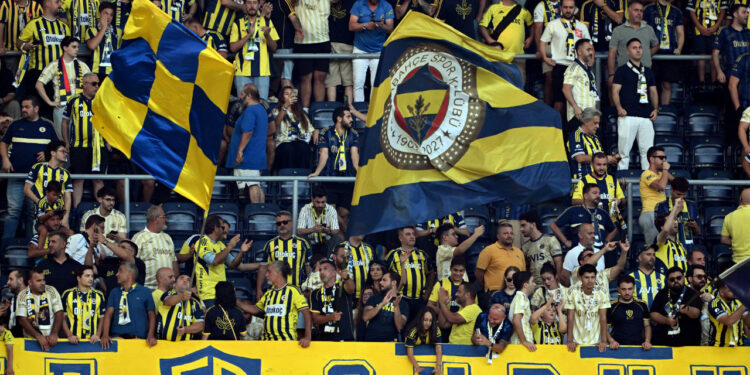 Fenerbahçe-Beşiktaş Maçında Kahrede Haber! Tribünde Kalp Krizi Geçirdi, Hayatını Kaybetti