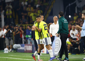 Fenerbahçe'ye Roma Maçında Sakatlık Şoku! Bartuğ Elmaz Devam Edemedi