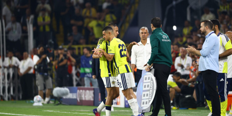 Fenerbahçe'ye Roma Maçında Sakatlık Şoku! Bartuğ Elmaz Devam Edemedi