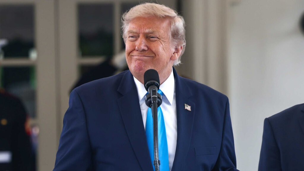 Hürmüz'de İHA Savaşları Sürerken Trump Meydan Okudu: 'Gecede 30 Tanker Geçiyor, Petrol Güvende!'