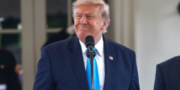 Hürmüz'de İHA Savaşları Sürerken Trump Meydan Okudu: 'Gecede 30 Tanker Geçiyor, Petrol Güvende!'