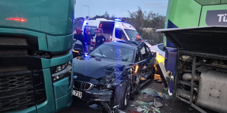 İstanbul-İzmir Otoyolu'nda Zincirleme Kaza! 11 Yaralı