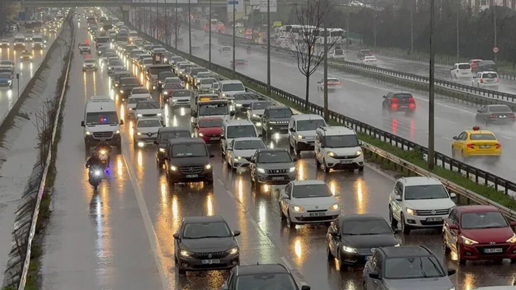 İstanbul'da Kabus Sabahı: Yağmur Trafiği Vurdu, Köprü ve Otoyollar Kilitlendi