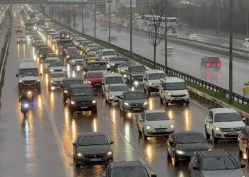 İstanbul'da Kabus Sabahı: Yağmur Trafiği Vurdu, Köprü ve Otoyollar Kilitlendi
