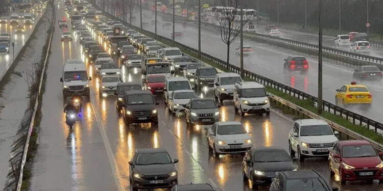 İstanbul'da Kabus Sabahı: Yağmur Trafiği Vurdu, Köprü ve Otoyollar Kilitlendi