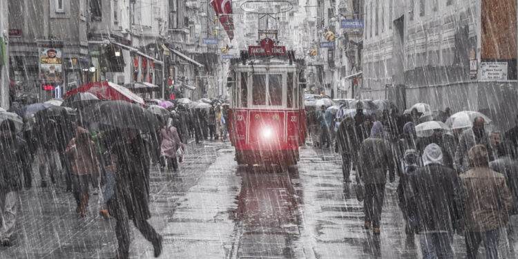 İstanbul'da Kuvvetli Sağanak Alarmı: Metrekareye 100 Kg Yağış Bekleniyor