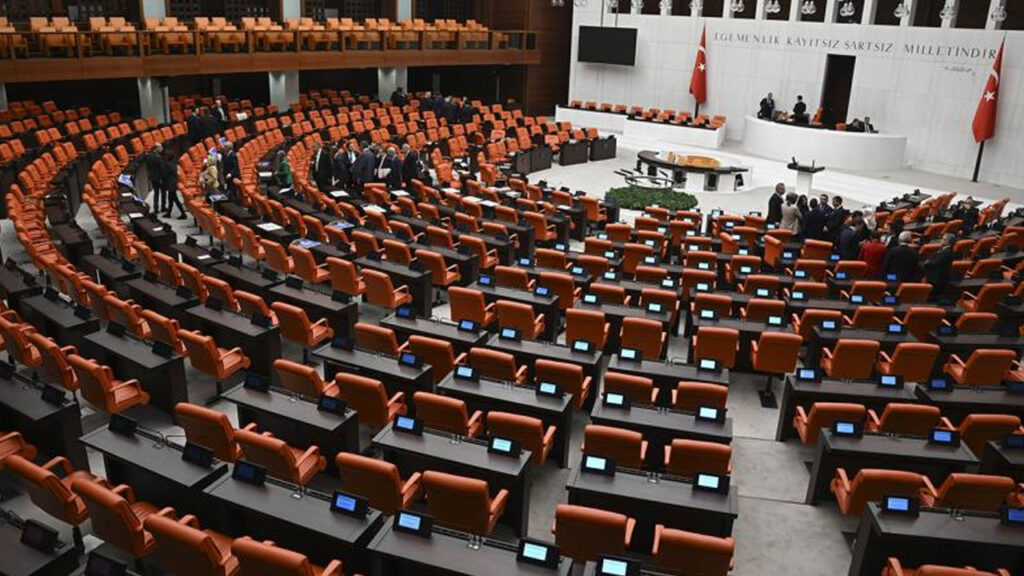 Meclis'te Kriz Mesaisi: İstifayla Düşen Grubu Yeniden Refah Kurtardı