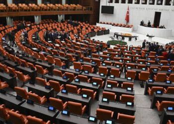 Meclis'te Kriz Mesaisi: İstifayla Düşen Grubu Yeniden Refah Kurtardı