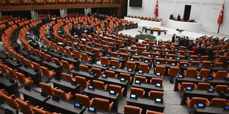 Meclis'te Kriz Mesaisi: İstifayla Düşen Grubu Yeniden Refah Kurtardı