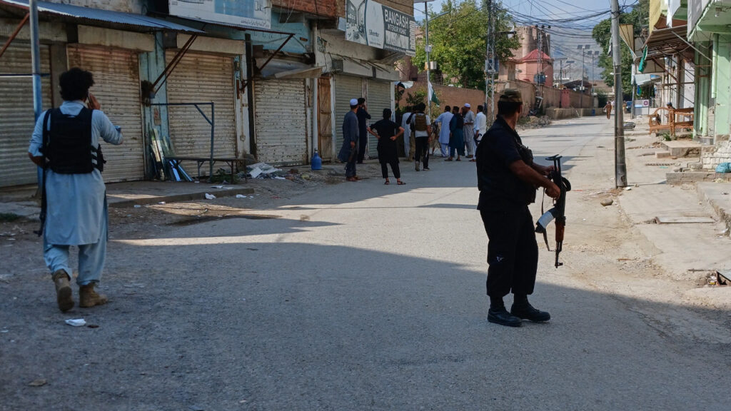 Pakistan’da Cuma Namazında Kanlı Saldırı: Cami Yakınındaki Patlamada 15 Ölü, 50’den Fazla Yaralı