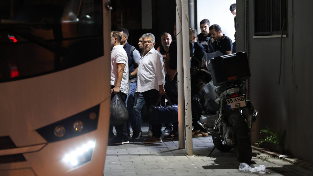 Seferihisar Belediyesi'nde Rüşvet Soruşturması: Meclis Üyeleri ve Müdürlerin de Aralarında Olduğu 29 Kişi Tutuklandı