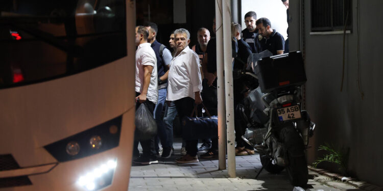 Seferihisar Belediyesi'nde Rüşvet Soruşturması: Meclis Üyeleri ve Müdürlerin de Aralarında Olduğu 29 Kişi Tutuklandı