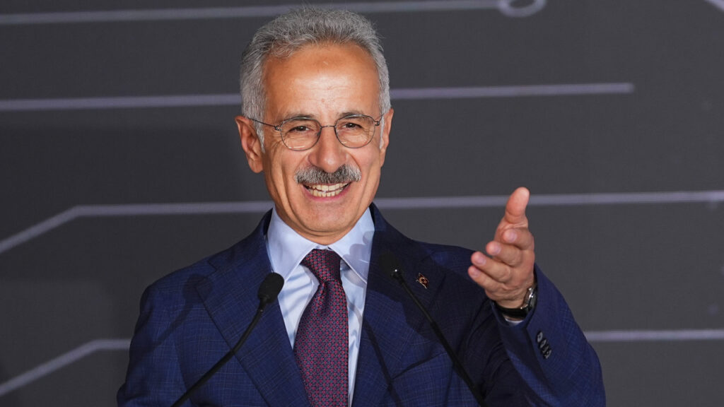 Van’da Ulaşım Devrimi İçin Tarihi İmza: Şehir Hastanesi-Havalimanı-Belediye Tramvay Hattını Bakanlık Üstlendi