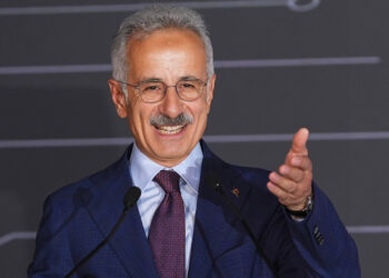 Van’da Ulaşım Devrimi İçin Tarihi İmza: Şehir Hastanesi-Havalimanı-Belediye Tramvay Hattını Bakanlık Üstlendi