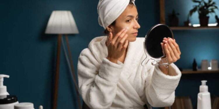 Donuk ve yorgun ciltlere evde doğal ‘glass skin’ etkisi veren 3 pratik yöntem