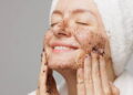 Yorgun ve donuk ciltlere anında canlılık katan 3 ev yapımı peeling tarifi