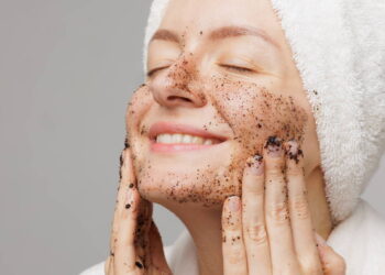 Yorgun ve donuk ciltlere anında canlılık katan 3 ev yapımı peeling tarifi