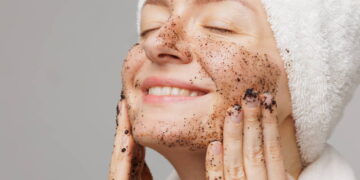 Yorgun ve donuk ciltlere anında canlılık katan 3 ev yapımı peeling tarifi