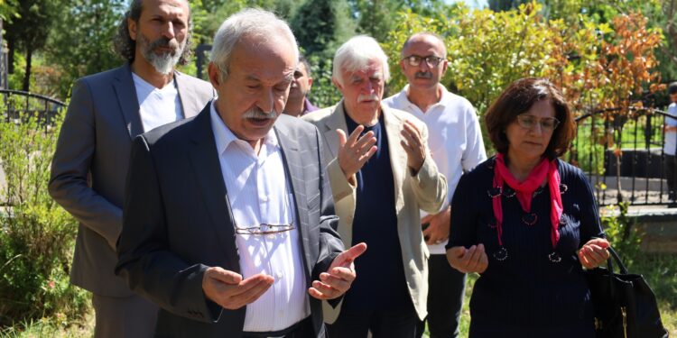 Selçuk Mızraklı Amed’de mezarlıkları ziyaret etti