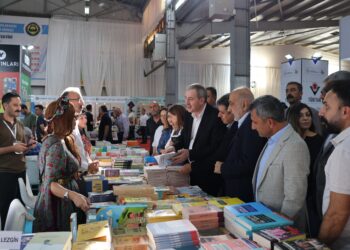 Amed kitap fuarı: Zeki Bayhan’ın kitapları imzalandı