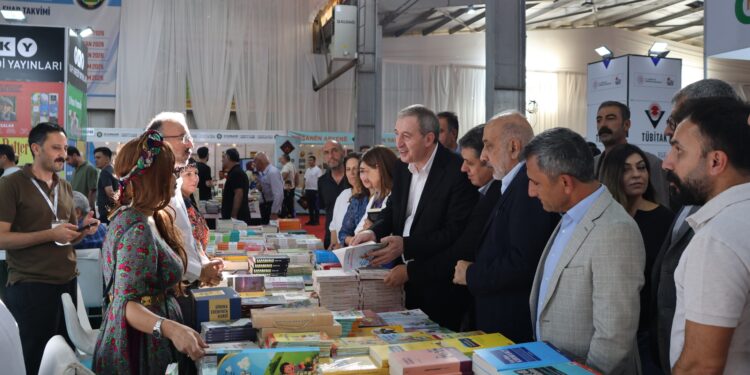 Amed kitap fuarı: Zeki Bayhan’ın kitapları imzalandı