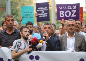Amed’de erkekler kadın katliamına karşı yürüdü