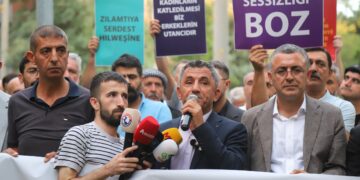 Amed’de erkekler kadın katliamına karşı yürüdü