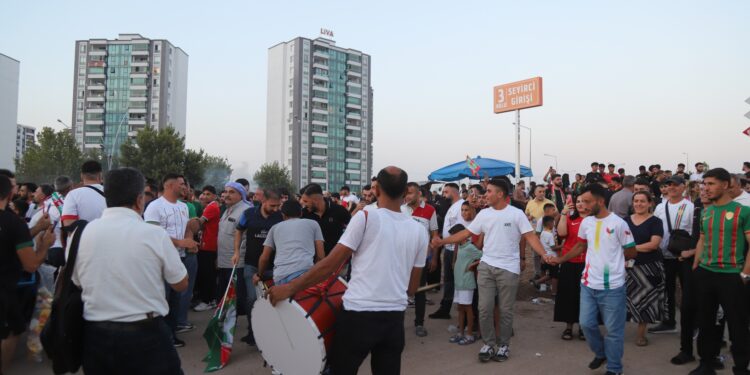 Amedspor taraftarları: Irkçılığa karşı cevabı galibiyetle vereceğiz