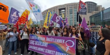 İstanbul’da LGBTİ+ gözaltıları protestosu: Çok sayıda gözaltı