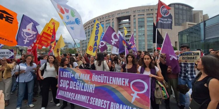 İstanbul’da LGBTİ+ gözaltıları protestosu: Çok sayıda gözaltı