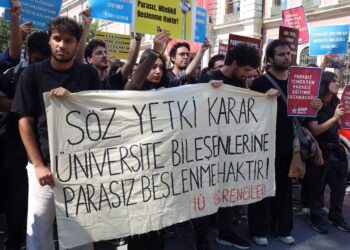 İstanbul Üniversitesi’ndeki yüzde 80 yemek zammı yürüyüşle protesto edildi