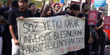 İstanbul Üniversitesi’ndeki yüzde 80 yemek zammı yürüyüşle protesto edildi