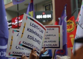 LGBTİ+ derneklerine operasyon ve gözaltılar İzmir’de protesto edildi