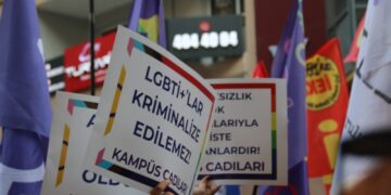 LGBTİ+ derneklerine operasyon ve gözaltılar İzmir’de protesto edildi