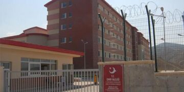 Çocuğununun tedavisi için geldi: Êzîdî Araz Rasho Qoto cezaevinden GGM’ye gönderildi