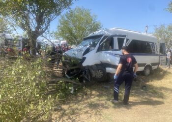 Manisa’da işçileri taşıyan servis ağaca çarptı: 14 yaralı