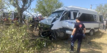 Manisa’da işçileri taşıyan servis ağaca çarptı: 14 yaralı