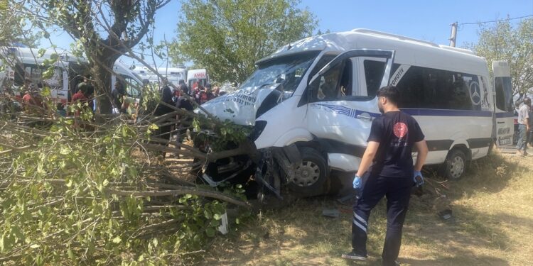 Manisa’da işçileri taşıyan servis ağaca çarptı: 14 yaralı