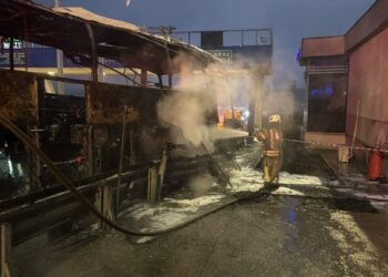 Kaza yapan yolcu otobüsünde yangın: İki kişi yaşamını yitirdi
