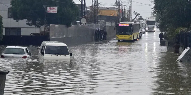 İstanbul’da su birikintisine basan çocuk elektrik akımına kapılarak hayatını kaybetti